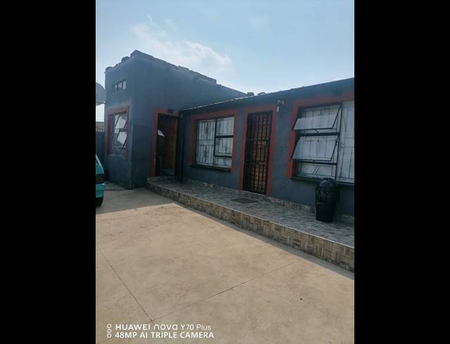 6 BEDROOM HOUSE FOR SALE IN TEMBISA CENTRAL